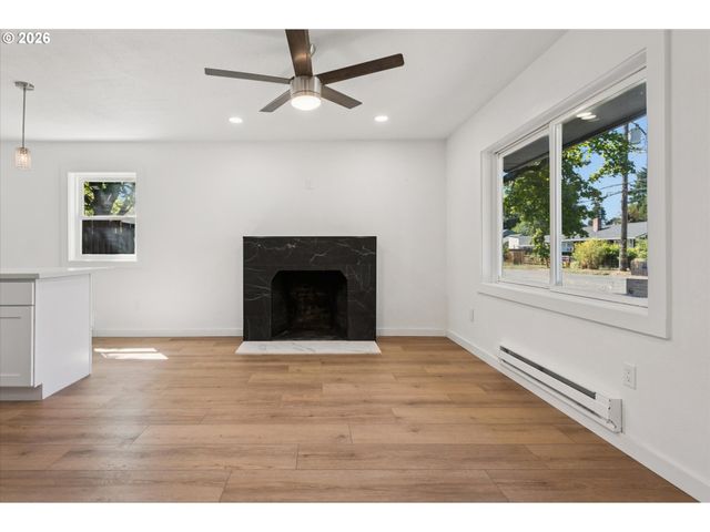 8806 Ne SACRAMENTO St, Portland, OR 97220
