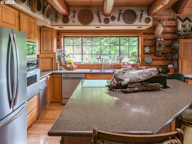 1138 YOKUM Rd, Riddle, OR 97469