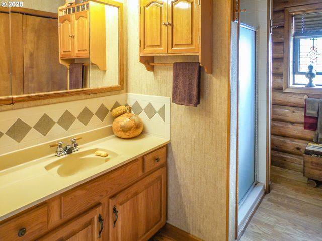 1138 YOKUM Rd, Riddle, OR 97469