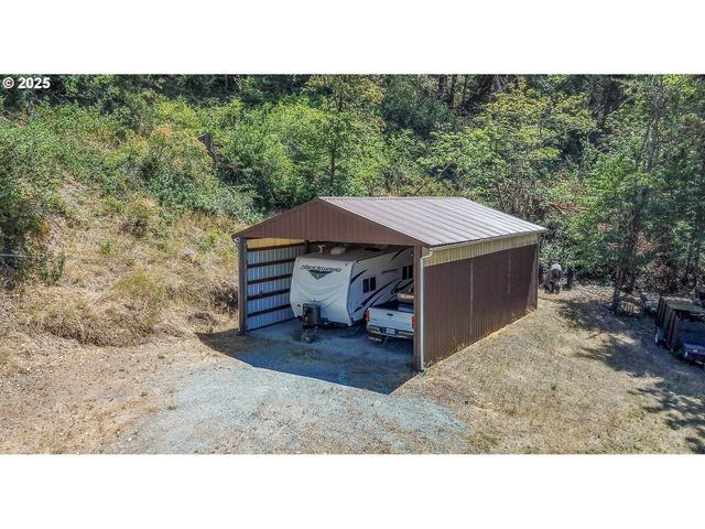 1138 YOKUM Rd, Riddle, OR 97469