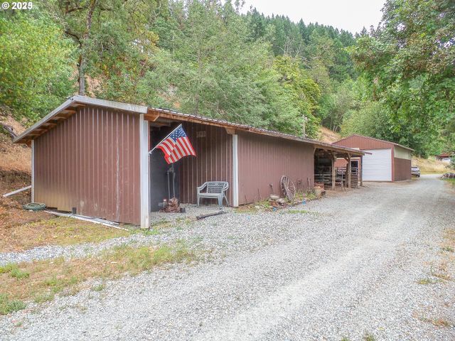 1138 YOKUM Rd, Riddle, OR 97469