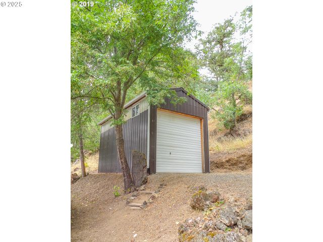 1138 YOKUM Rd, Riddle, OR 97469