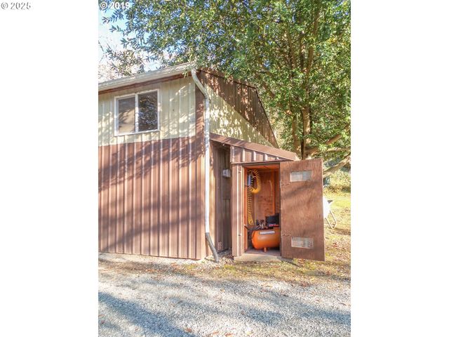 1138 YOKUM Rd, Riddle, OR 97469
