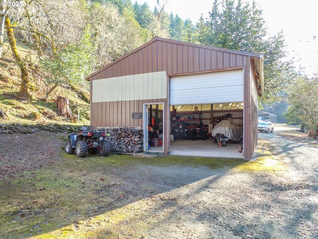 1138 YOKUM Rd, Riddle, OR 97469