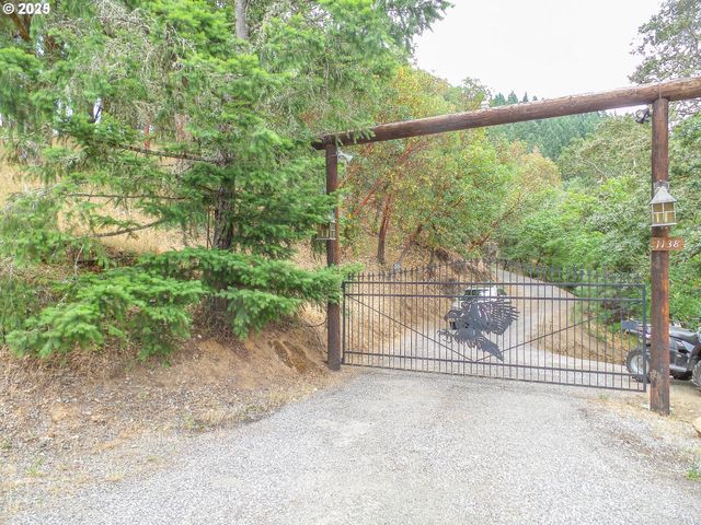 1138 YOKUM Rd, Riddle, OR 97469