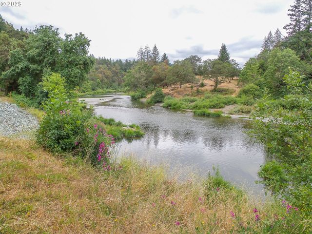 1138 YOKUM Rd, Riddle, OR 97469