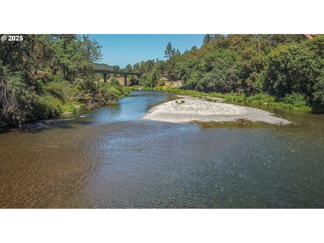 1138 YOKUM Rd, Riddle, OR 97469