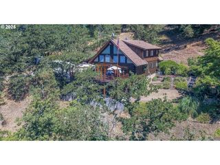 1138 YOKUM Rd, Riddle, OR 97469