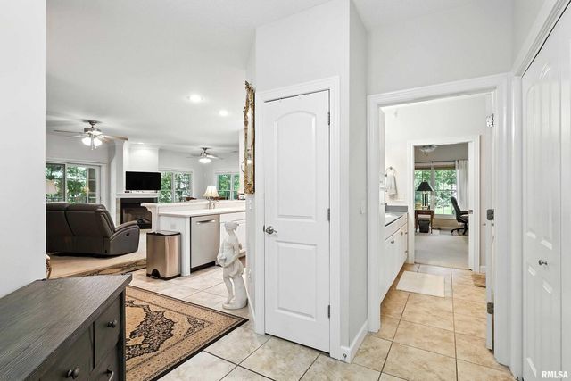 1227 E KIMBERLY Road 5A, Bettendorf, IA 52722