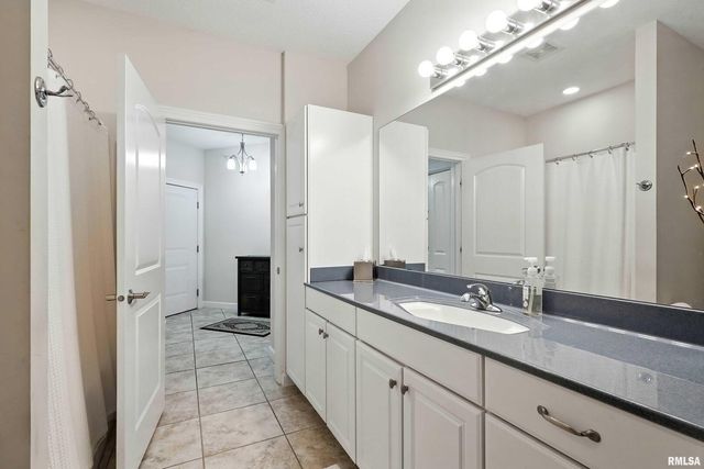 1227 E KIMBERLY Road 5A, Bettendorf, IA 52722