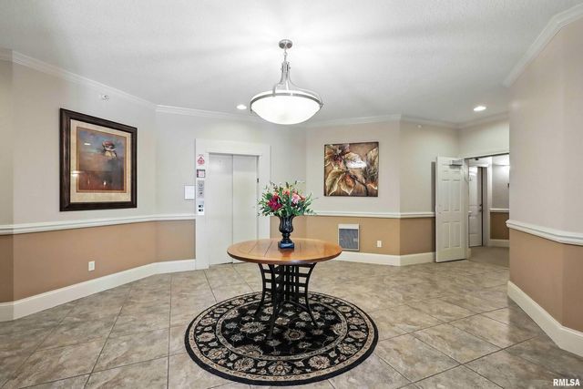 1227 E KIMBERLY Road 5A, Bettendorf, IA 52722