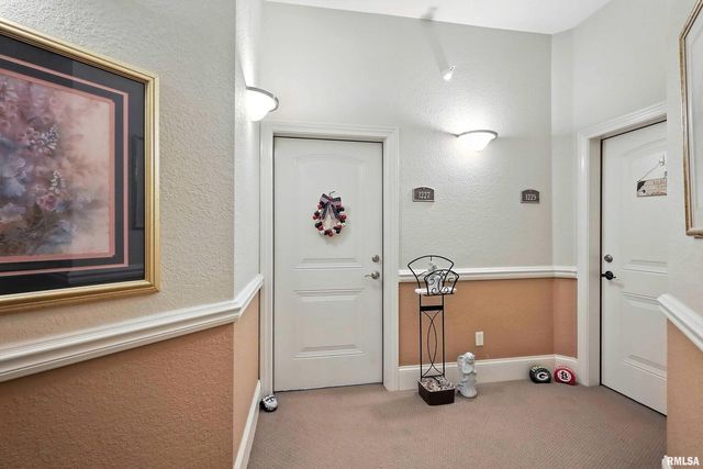 1227 E KIMBERLY Road 5A, Bettendorf, IA 52722