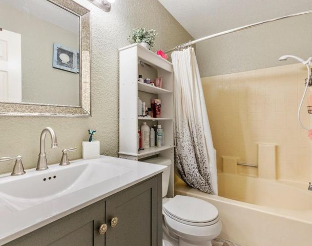 2105 Walnut Tree Dr, Modesto, CA 95355