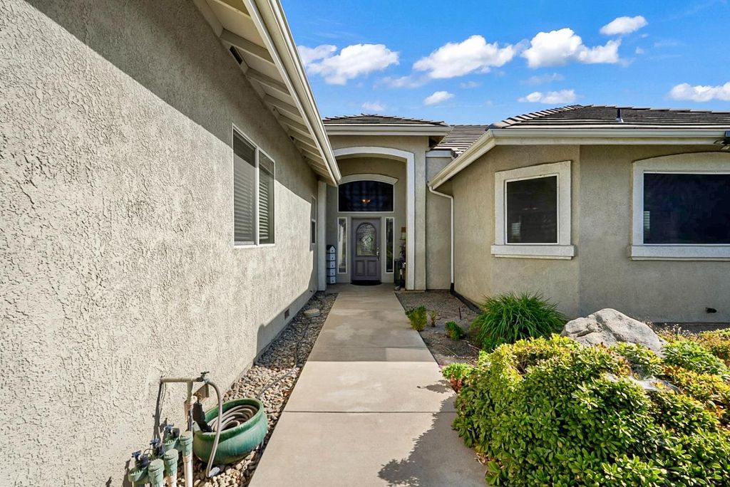 Image 2 of property listing at 7170 Emerald Street, Chowchilla, CA 93610