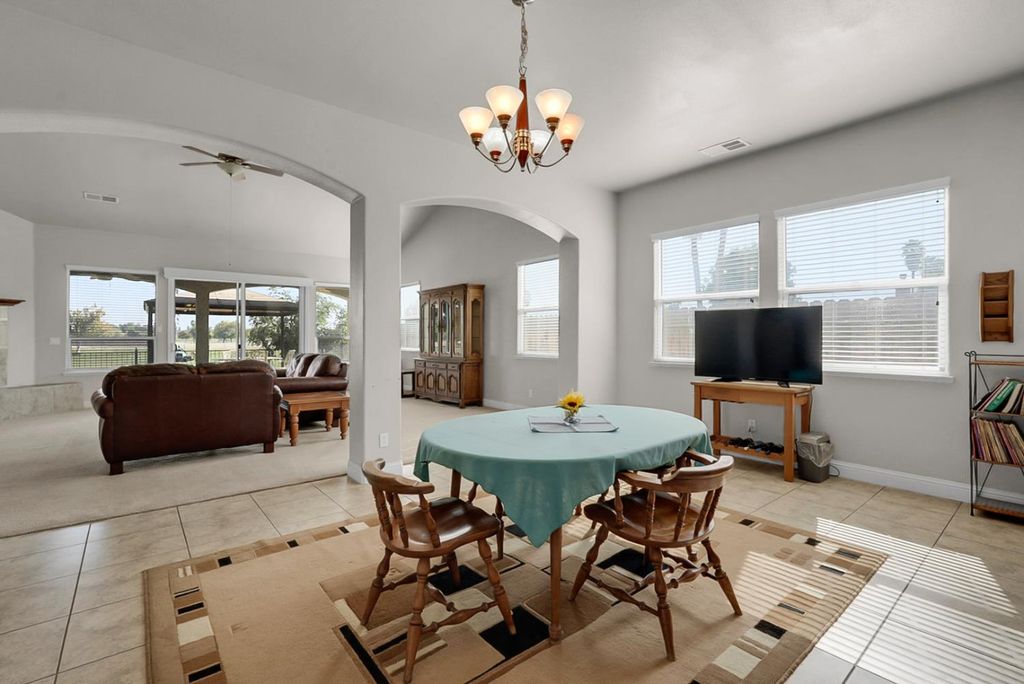 Image 7 of property listing at 7170 Emerald Street, Chowchilla, CA 93610