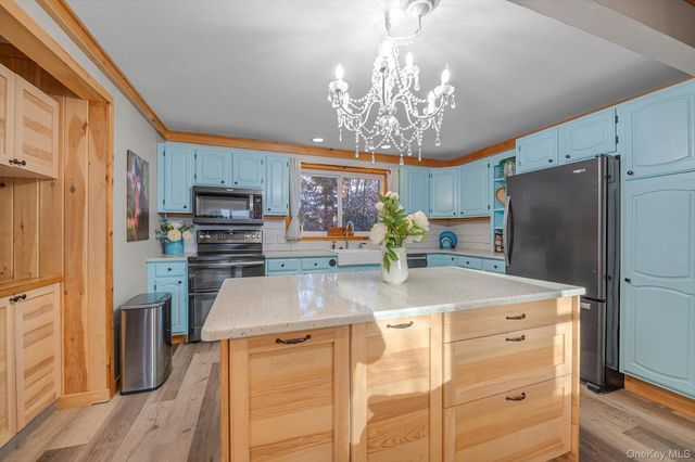 41 Narcissus Road, Kings Park, NY 11754