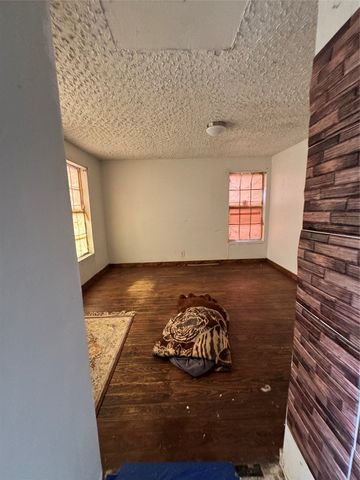 2806 NW Loraine Street, Fort Worth, TX 76106