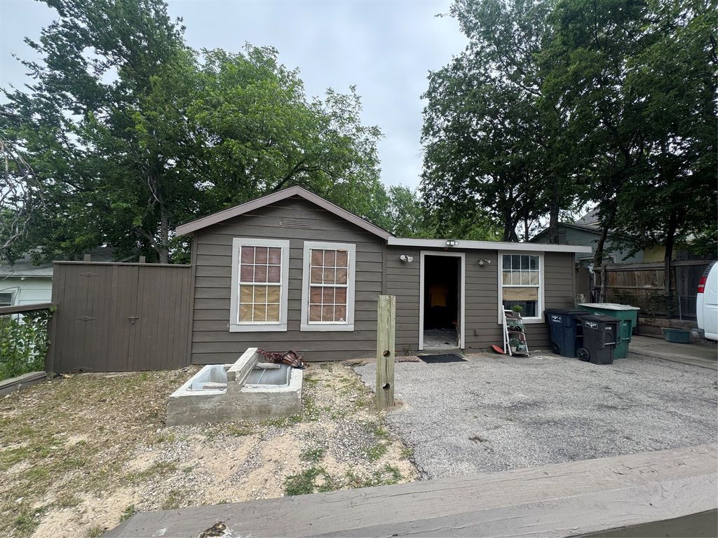 2806 NW Loraine Street, Fort Worth, TX 76106