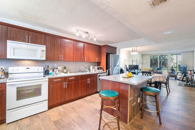 250 Jacaranda Drive 308, Plantation, FL 33324