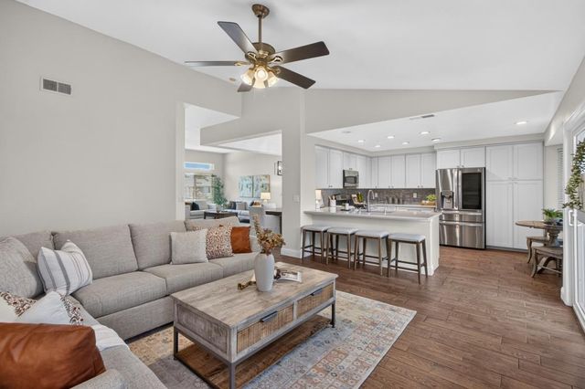 2237 Americana Dr, Roseville, CA 95747
