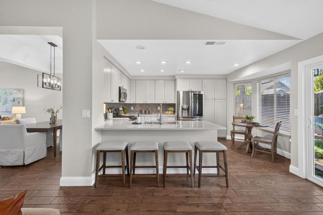 2237 Americana Dr, Roseville, CA 95747