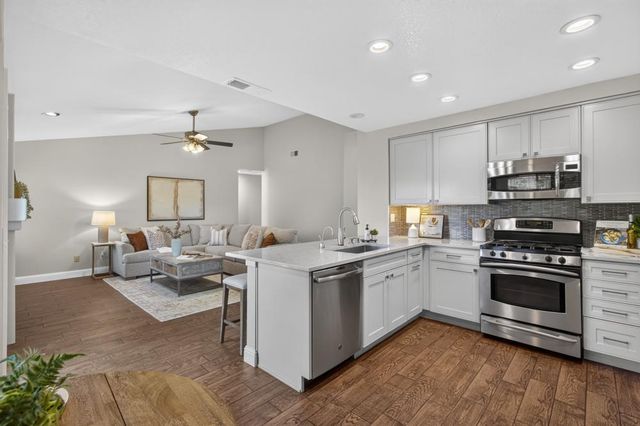 2237 Americana Dr, Roseville, CA 95747