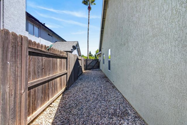 2237 Americana Dr, Roseville, CA 95747