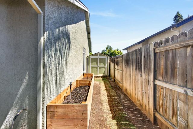 2237 Americana Dr, Roseville, CA 95747