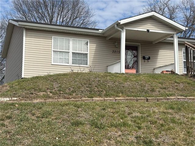 3215 LOCUST Street, St Joseph, MO 64507