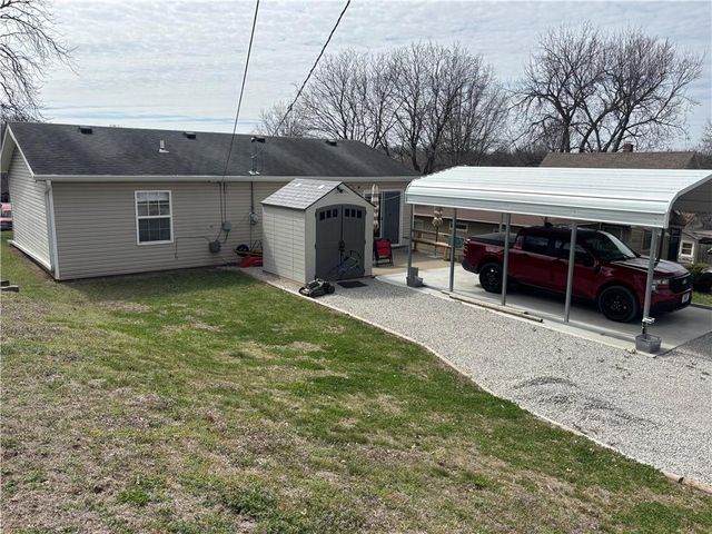 3215 LOCUST Street, St Joseph, MO 64507