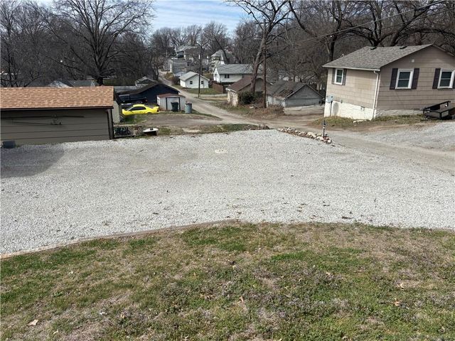 3215 LOCUST Street, St Joseph, MO 64507