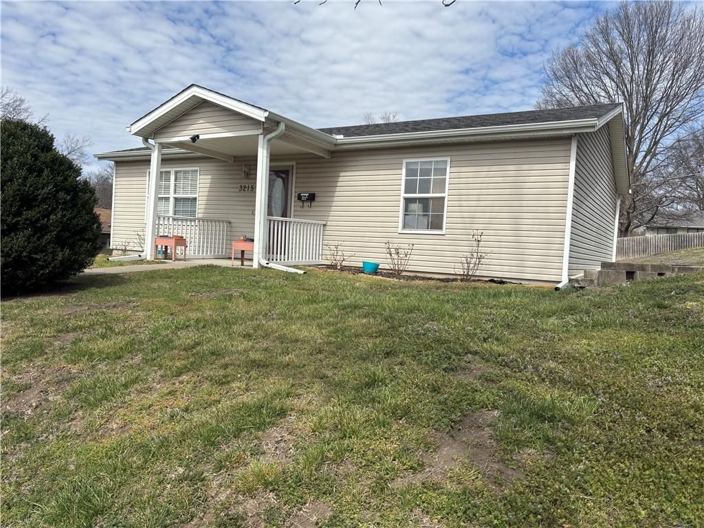 3215 LOCUST Street, St Joseph, MO 64507