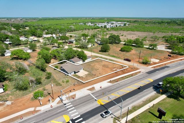 203 Zanderson, Jourdanton, TX 78026