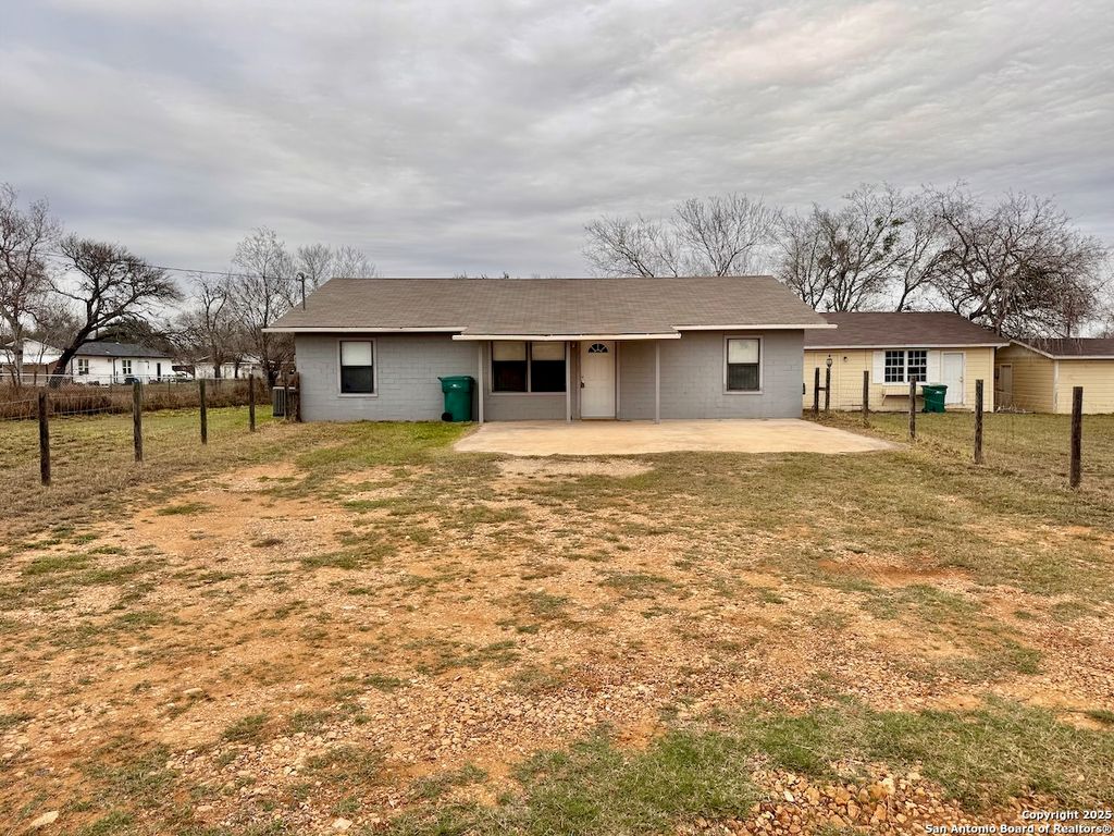203 Zanderson, Jourdanton, TX 78026