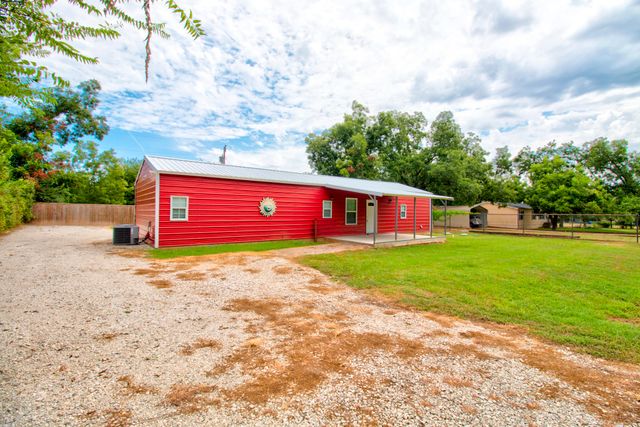 410 Navajo, Gordonville, TX 76245