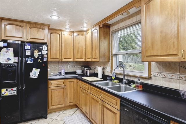 114 Tangleview Dr, White Oak, PA 15131