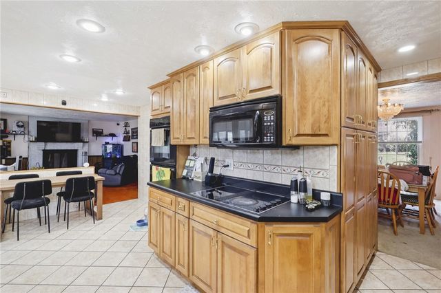 114 Tangleview Dr, White Oak, PA 15131