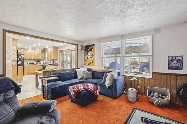 114 Tangleview Dr, White Oak, PA 15131