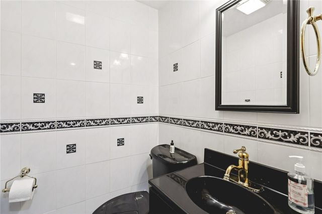 114 Tangleview Dr, White Oak, PA 15131