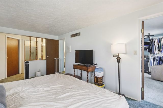 114 Tangleview Dr, White Oak, PA 15131