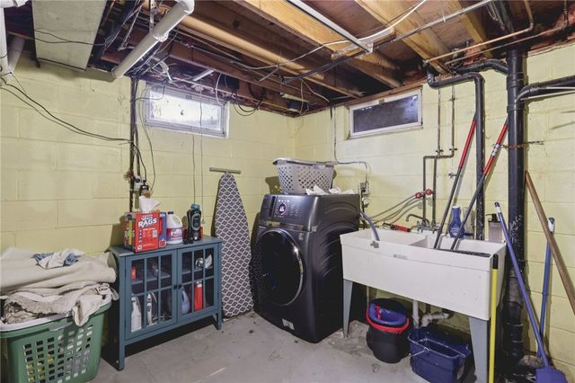 114 Tangleview Dr, White Oak, PA 15131