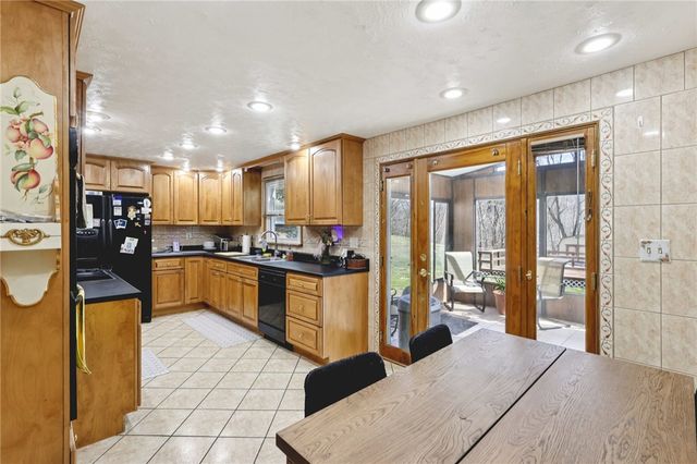 114 Tangleview Dr, White Oak, PA 15131