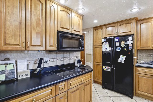 114 Tangleview Dr, White Oak, PA 15131