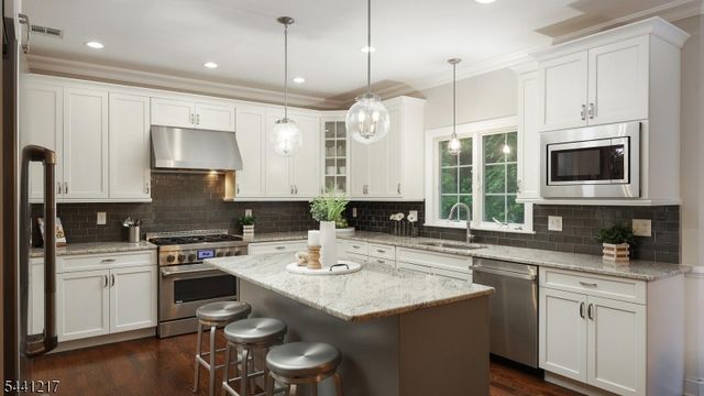 621 Green Briar Ct, Westfield Town, NJ 07090