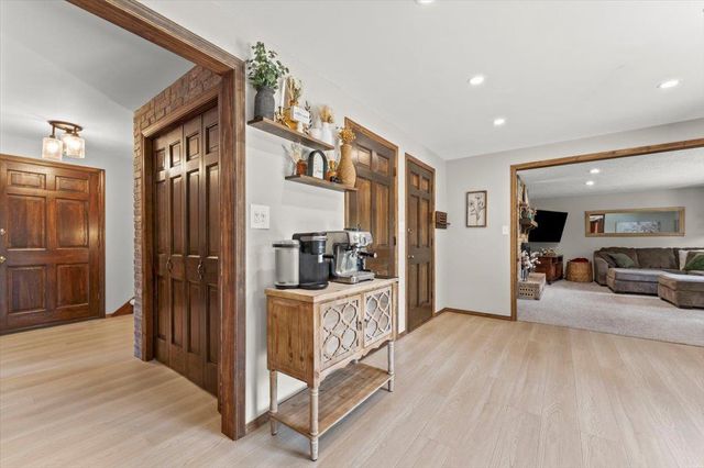 1531 LOST DAUPHIN ROAD, De Pere, WI 54115