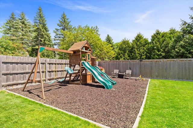 1531 LOST DAUPHIN ROAD, De Pere, WI 54115