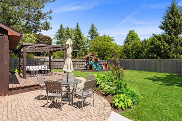 1531 LOST DAUPHIN ROAD, De Pere, WI 54115