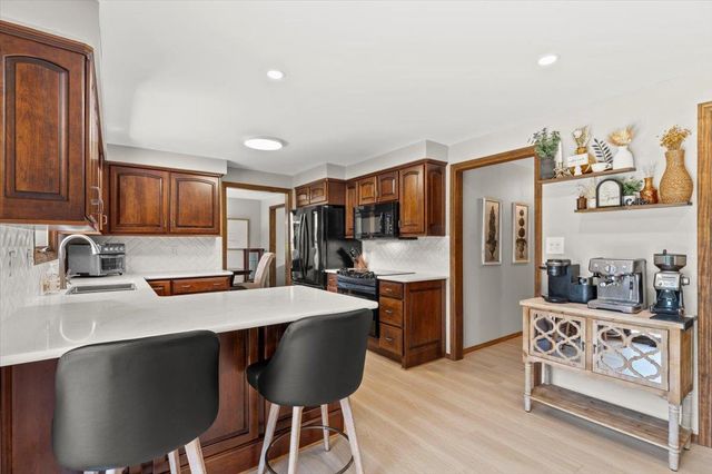 1531 LOST DAUPHIN ROAD, De Pere, WI 54115