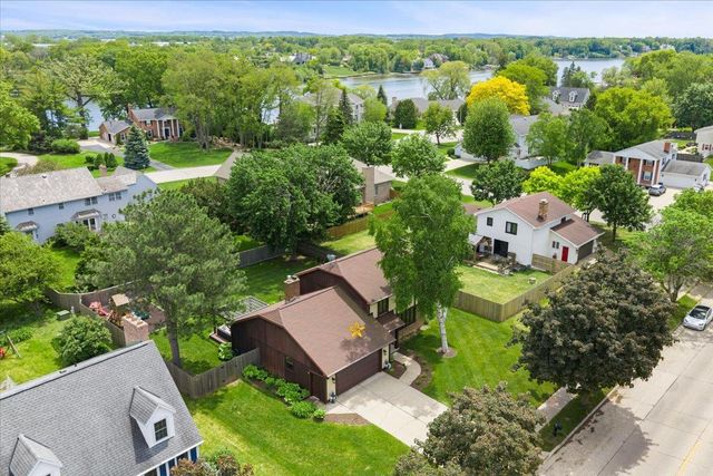 1531 LOST DAUPHIN ROAD, De Pere, WI 54115
