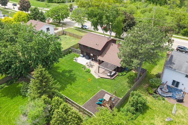 1531 LOST DAUPHIN ROAD, De Pere, WI 54115